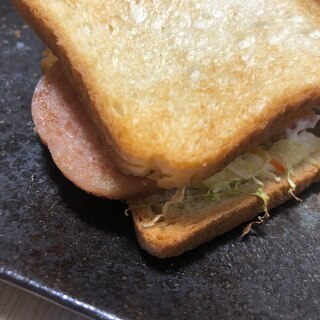 スパムとうずらの目玉焼きとキャベツのホットサンド